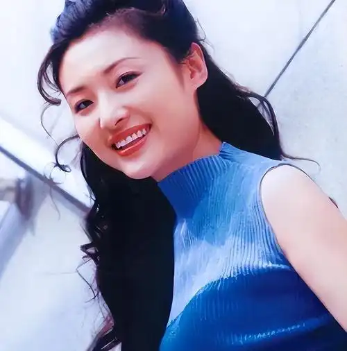 这一次,56岁的周涛,走上了和董卿"截然相反"的道路