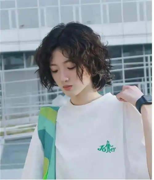 纹理烫可以说是永不落伍的女士烫发,很适合小姐姐们