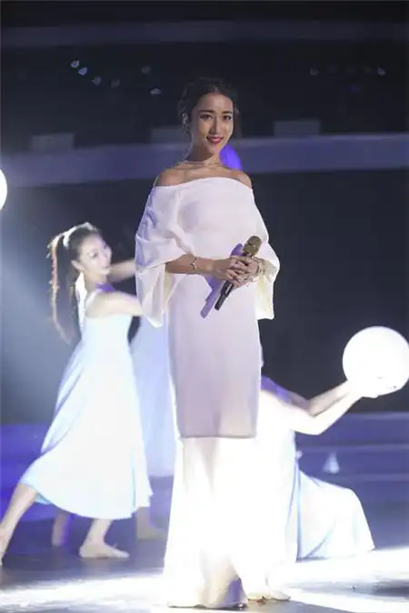 吉克隽逸白裙仙气十足