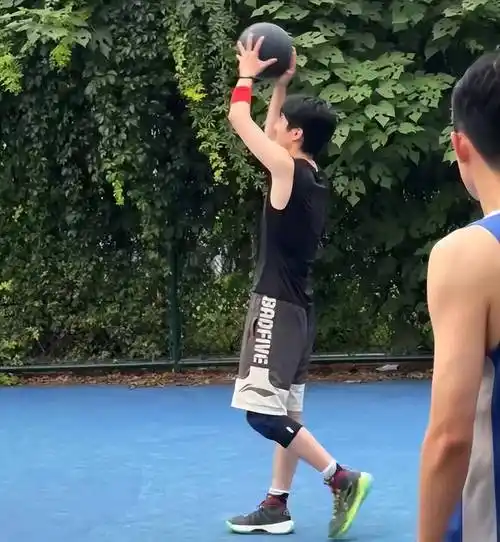 刘昊然又被看到打篮球,晒出近照晒出人生沧桑,被指没有以前帅了_网友