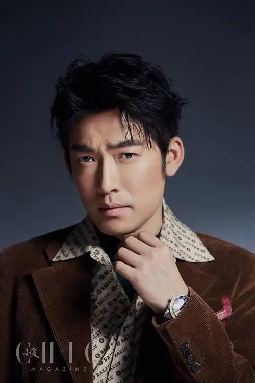 张博最新时尚大片 光影演绎忧郁气息