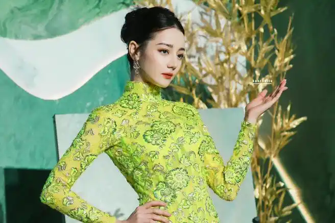 冠珠瓷砖品牌代言人迪丽热巴##迪丽热巴金色露背旗袍造型