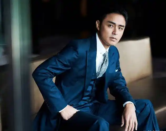 明道在翻红的路上反复试探?从螃蟹舞到烟熏妆,结果却_