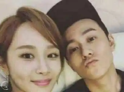 在这个过程中,杨紫也在娱乐圈内交往过男朋友,我们也看见杨紫和男友在