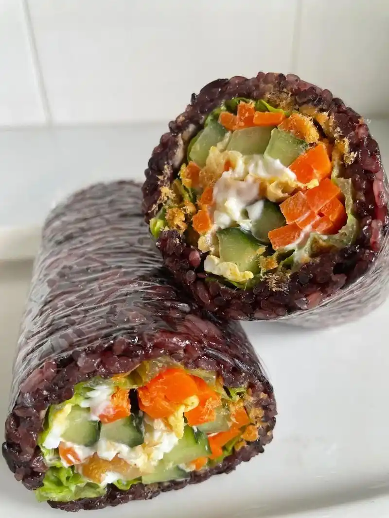 紫米饭团 无敌好吃 强烈推荐‼️ 孩子说想吃紫米饭团,立马安排上