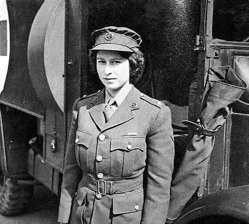 英国女王伊丽莎白二世,曾是二战中的一名救护车司机,她在部队服务了5