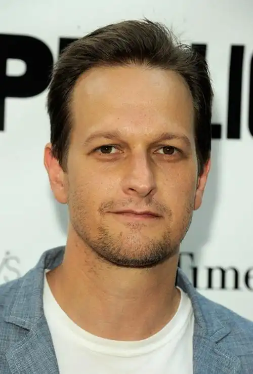 胡子拉碴的josh大叔