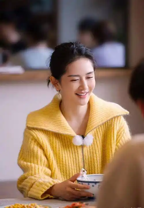 居家就学谢娜穿黄色系有气质还显白衬托好肤色