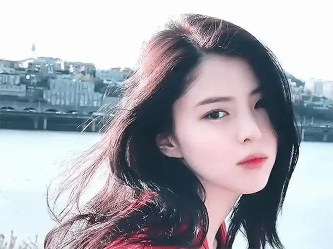 在财阀操控的韩国娱乐圈中漂亮的女明星韩素希能够独善其身吗