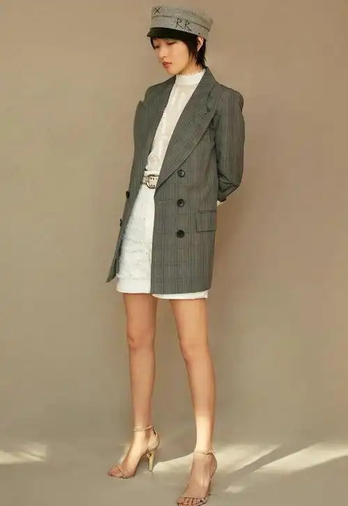 周冬雨终于穿对衣服!拍时尚大片有了高级感,不玩性感才是真的美