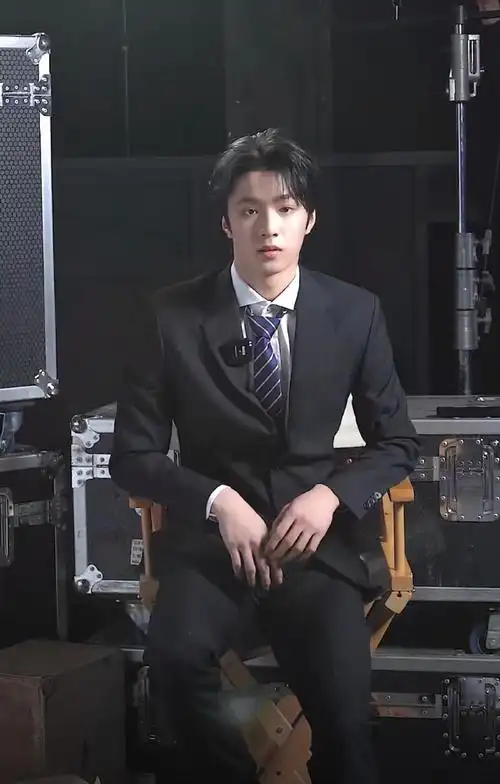 刘耀文说粤语台词##刘耀文无限超越班黑色西装大片