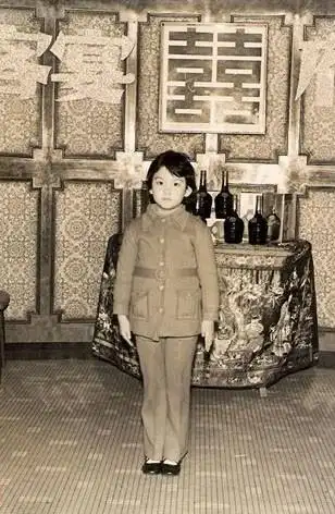 周慧敏是有名的美人,小时候的样子也挺可爱的.