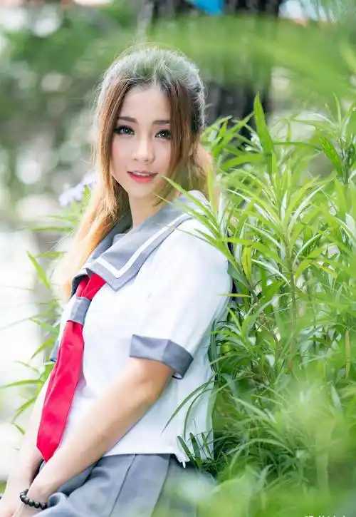 穿水手服的台女生,在校园里面拍写真,甜美有了,但差了几分青春_气息