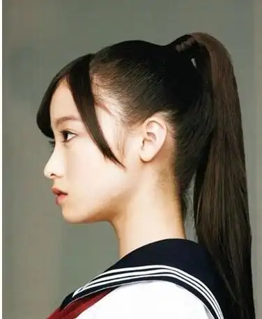 直发女生斜刘海离子烫马尾辫发型