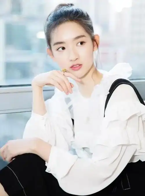 本以为《天空城2》王玉雯穿女装最美,但看到她穿男装后,1s心动