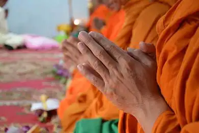 雕塑_放_手掌_佛教_行礼_手_动作_双手合十_亚洲人_图片大全—全景