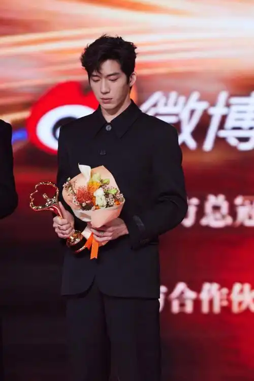 井柏然超话小井先生@井柏然获得#微博之夜#"微博年度质感演员"奖项