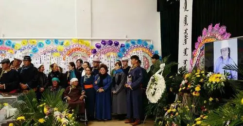 "吉祥三宝"布仁巴雅尔追悼会在海拉尔举行 妻女养子失声痛哭