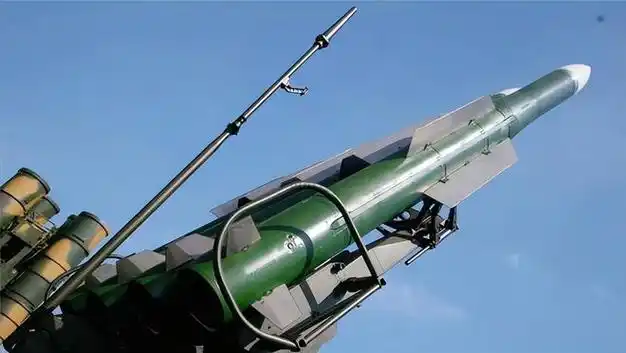 我国也在研发制衡航母的武器,当时东风100导弹的问世,填补了超音速