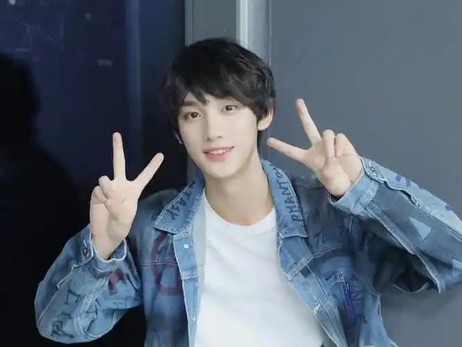 丁程鑫晒校服旧照