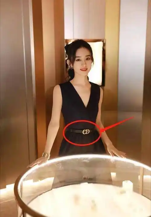 赵丽颖戴65万手镯参加商演,穿时尚裙还束腰,我被她近况的腰围迷了眼