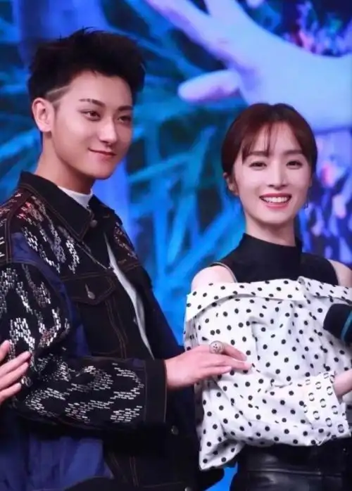 胡冰卿异性缘是真好某次直播黄子韬透露曾入戏太深只可惜被拒