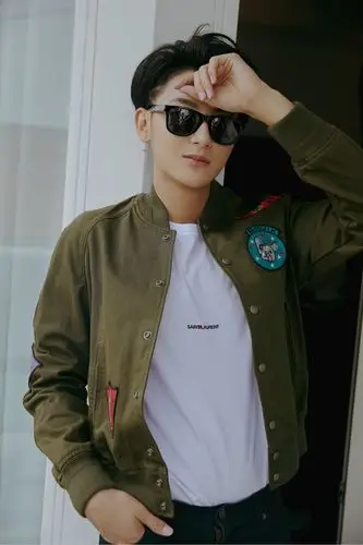 黄子韬戛纳街拍曝光展多重魅力