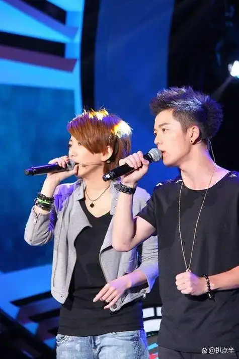 但这段疑似的恋情不了了之,男方也在2015年迎娶了素人女友吴雅婷.