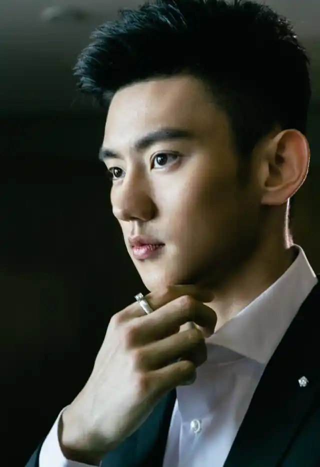 他以不变应万变,用自己的独有的气质完美驾驭各种风格.