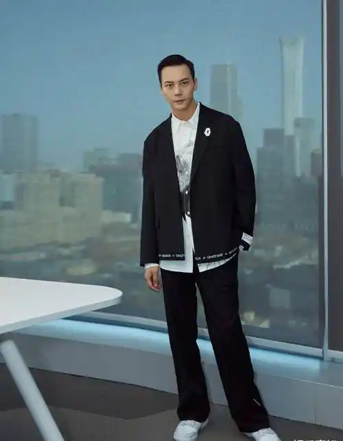 陈伟霆身穿字母边黑色西服,内搭泼墨印花白衬衫,个性又不失雅致_颁奖