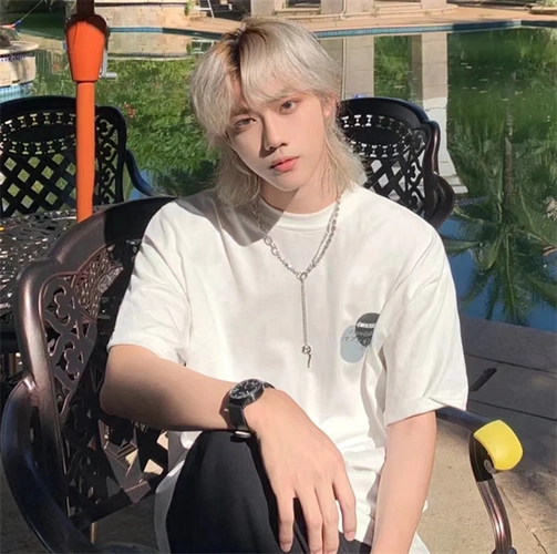 男生短发剪狼尾头,可很好的修饰脸型的轮廓问题,给人满满的校园气