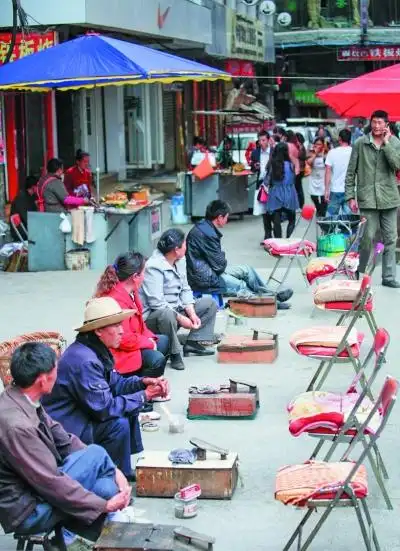 一溜摆摊.  买个蛋奶锅盔.  安觉寺的