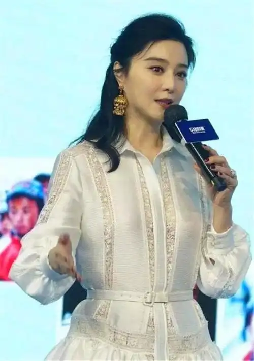 范冰冰又胖了,活动着装肚子被勒出痕迹,胖到粉丝不敢认