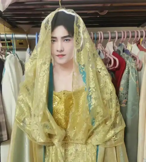 网友给杨洋的立牌穿女装,毫无违和感,杨洋:我真的会谢_角色_身材_衣服