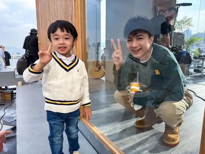 古巨基与儿子「父子档」拍广告 拍摄当日kuson探班看爸爸开工