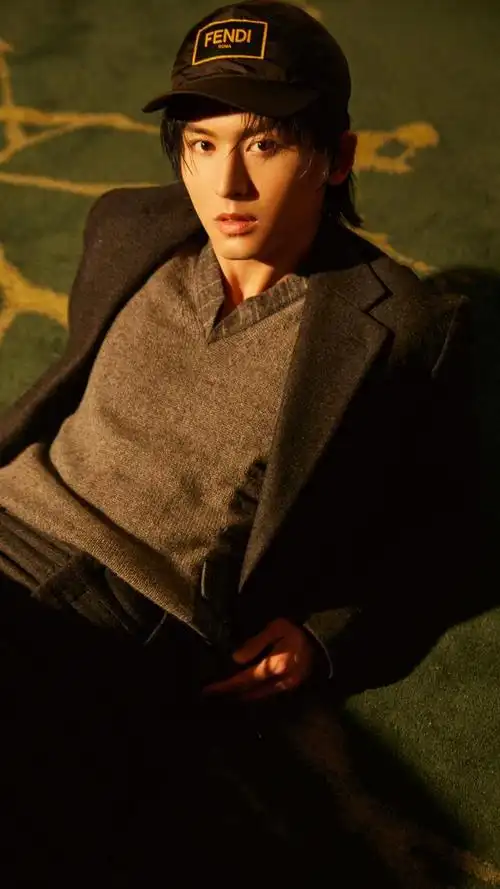 演员张哲瀚,主演电视剧《山河令》,来看帅哥的写真照