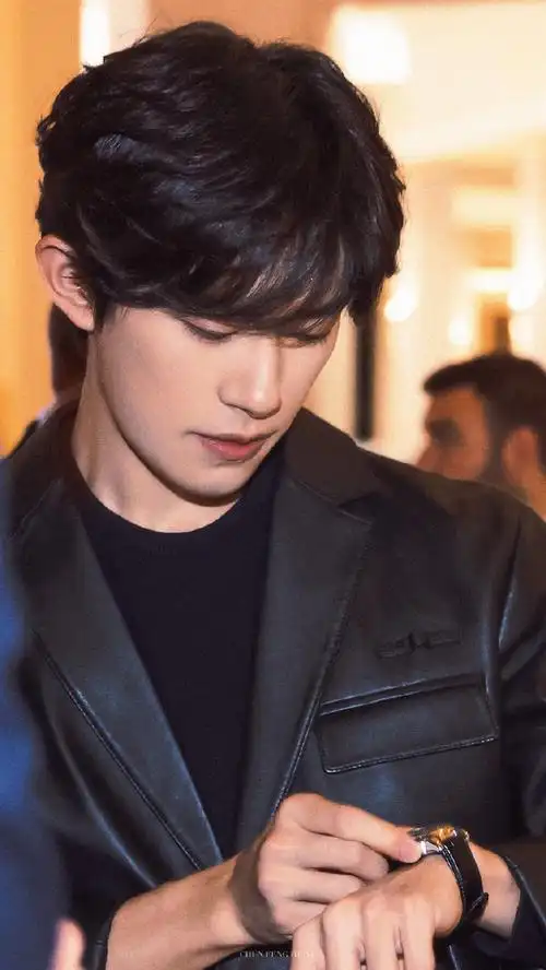 易烊千玺被夸害羞了