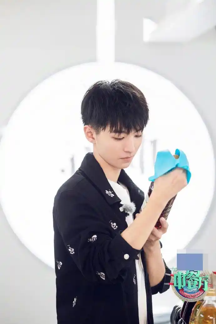 组图:王俊凯蜜蜂外套搭白色t恤出镜 发型清爽帅气少年感十足_高清图集