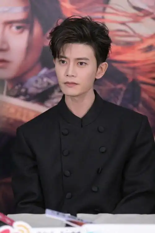 任嘉伦##任嘉伦黑色西装