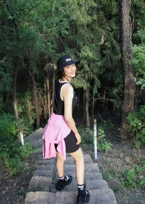 白到发光!女神高圆圆晒自己爬山动态,背心搭配短裤秀苗条身姿