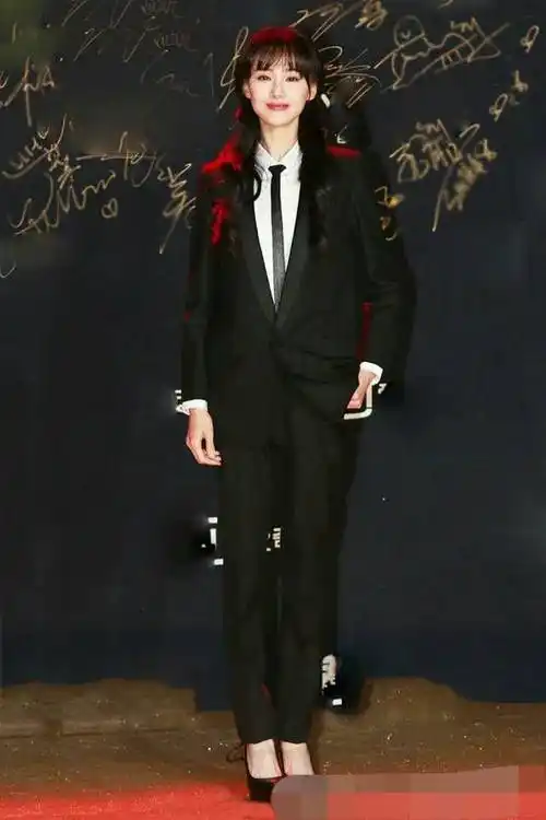 自然盛装出席的郑爽更加光彩照人了,黑色的西装帅气有型,只是这腿也是
