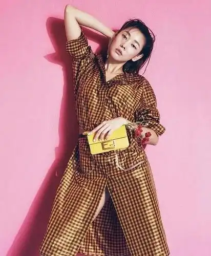 "韩国刘雯"画报曝光,穿高开叉裙秀女神腿,转"桃臀"抢镜