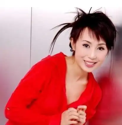"短发女王"马丽晒自拍,留起长发后,瞬间年轻不止10岁?_网易订阅