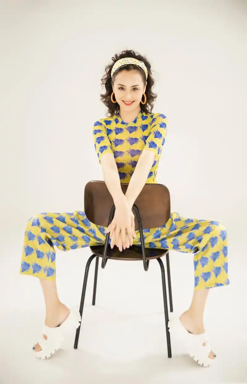 李颖:富婆专业户,56岁不老女神