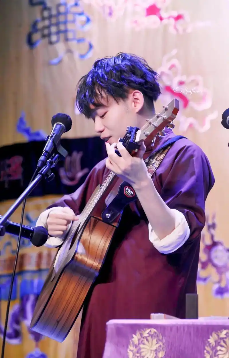 孙九芳 全新的《芳回芳家》,全新的你,一袭新大褂一把大吉他 - 抖音