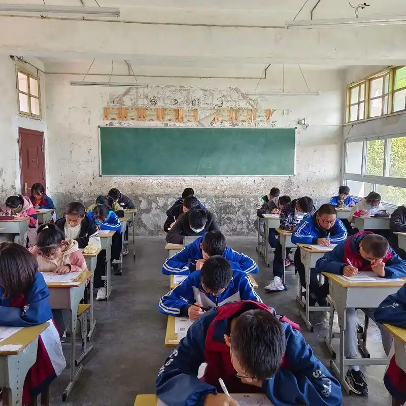 在监考的老教室看到一张奖状,破旧的桌椅和墙壁,过期的粉笔,停 - 抖音