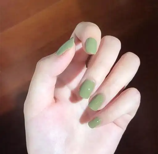 有时候也难免怀念起纯色的利落感!在尝试了一轮花式美甲后