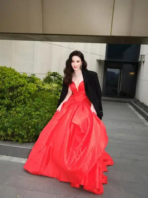 张萌红色法国纱深v礼服明媚如火