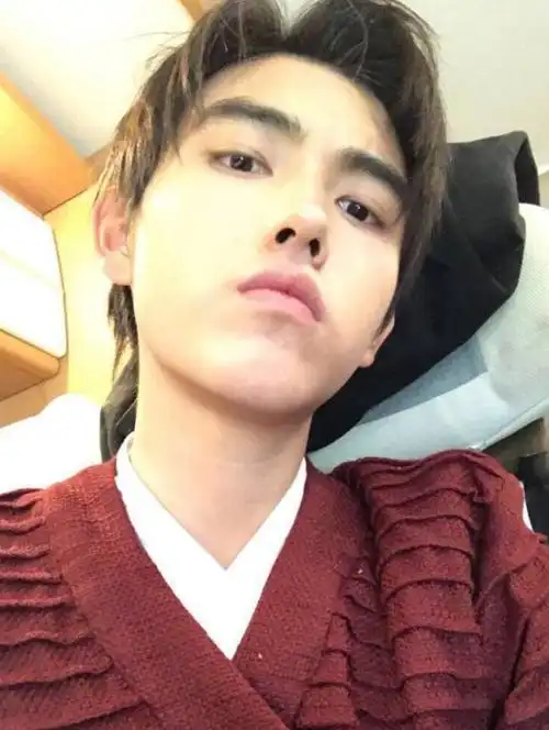 陈飞宇长残了?一身西装亮相凸嘴太严重,真浪费了陈红盛世美颜