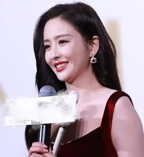 39岁佟丽娅活动生图曝光,手臂变粗双下巴抢镜,与精修图差别明显